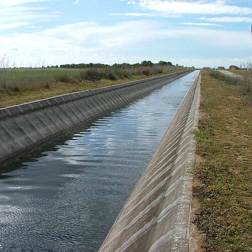 Канал с потерями воды